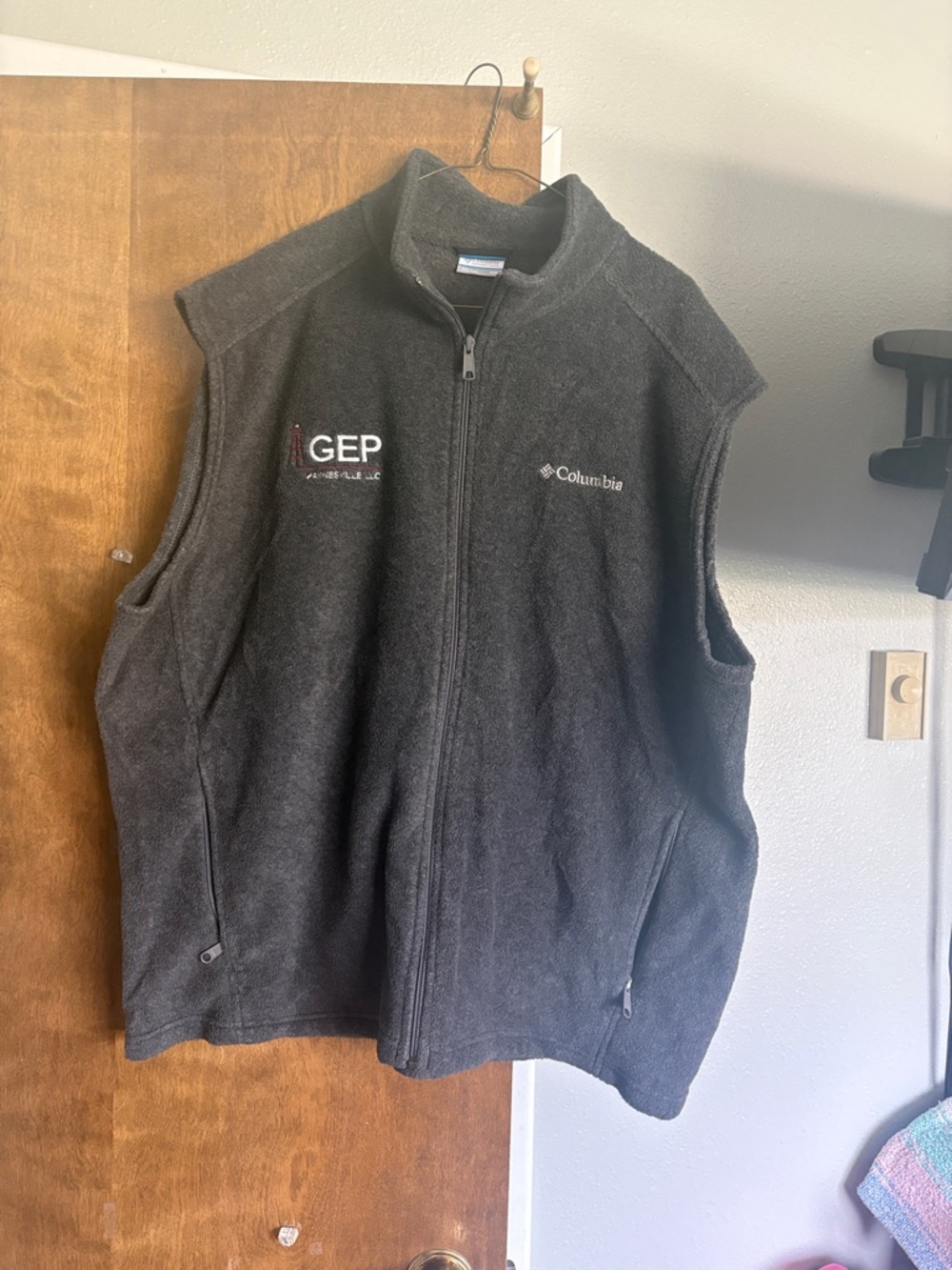 Columbia Charcoal Gray Fleece Zip-Up Vest with Logo Zipper Pockets